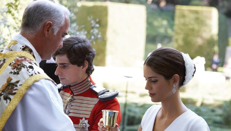 Fernando Fitz-James Stuart y Sofía Palazuelo comulgando en su boda