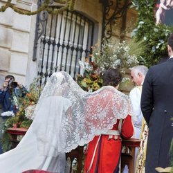 Los Duques de Huéscar, cubiertos por una mantilla en su boda