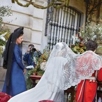 Los Duques de Huéscar, cubiertos por una mantilla en su boda