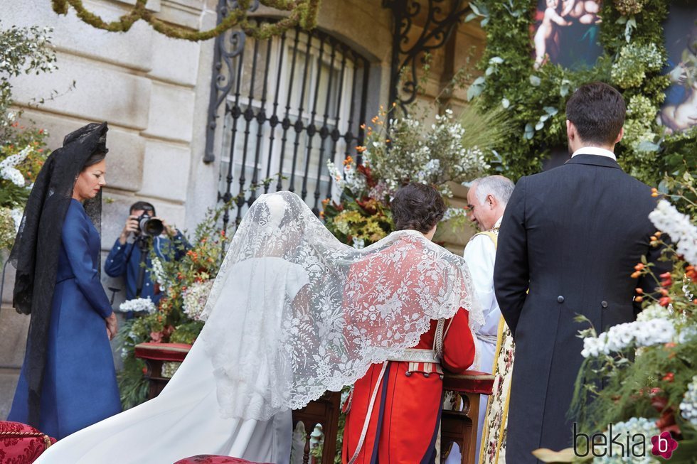 Los Duques de Huéscar, cubiertos por una mantilla en su boda