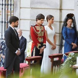 Fernando Fitz-James Stuart y Sofía Palazuelo con sus padrinos en su boda