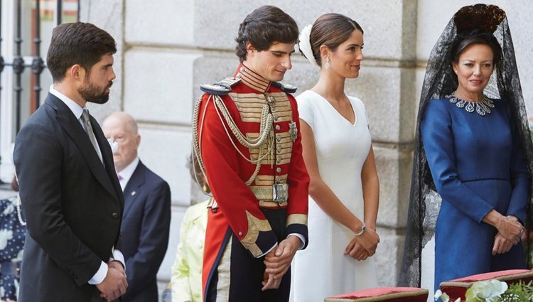 Fernando Fitz-James Stuart y Sofía Palazuelo con sus padrinos en su boda