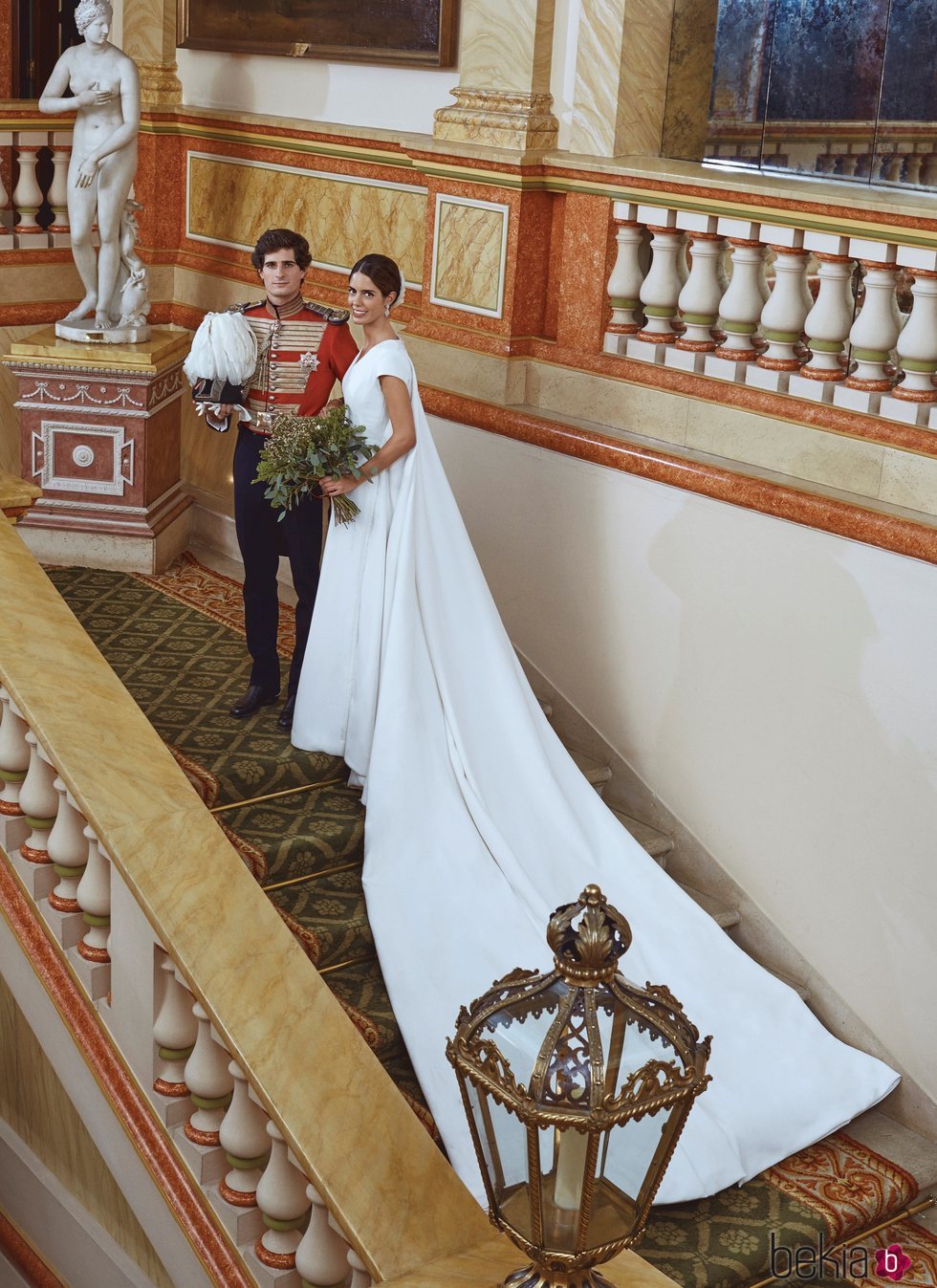 Fernando Fitz-James Stuart y Sofía Palazuelo posan en Liria en su boda