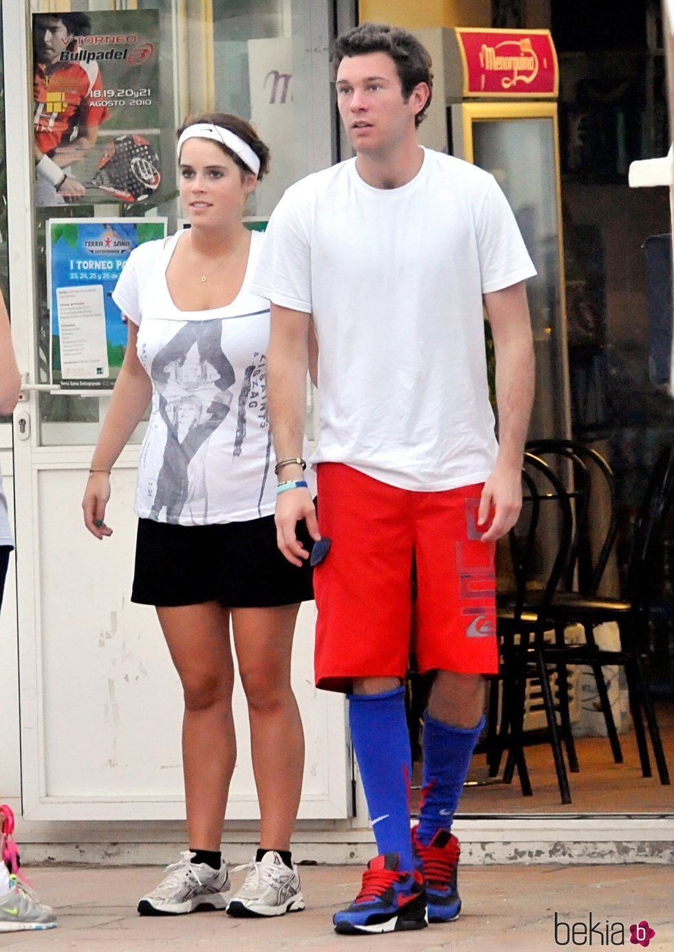 Eugenia de York y Jack Brooksbank pasean durante sus vacaciones en Marbella en 2010