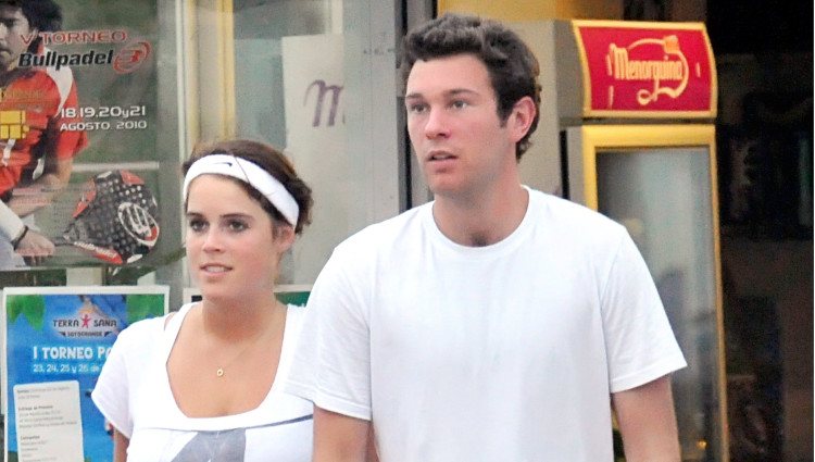 Eugenia de York y Jack Brooksbank pasean durante sus vacaciones en Marbella en 2010