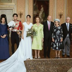 Los Duques de Huéscar con sus padres, la Reina Sofía, los Reyes de Bulgaria y Ana de Francia en su boda