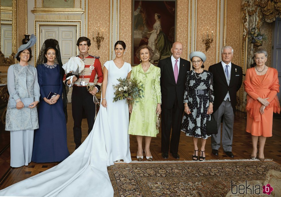 Los Duques de Huéscar con sus padres, la Reina Sofía, los Reyes de Bulgaria y Ana de Francia en su boda