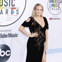 Carrie Underwood luciendo embarazo en los American Music Awards 2018