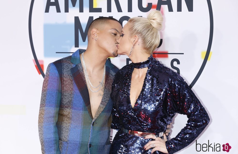 Evan Ross y Ashlee Simpson besándose en los American Music Awards 2018