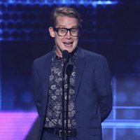 Macaulay Culkin entregando un galardón en los American Music Awards 2018