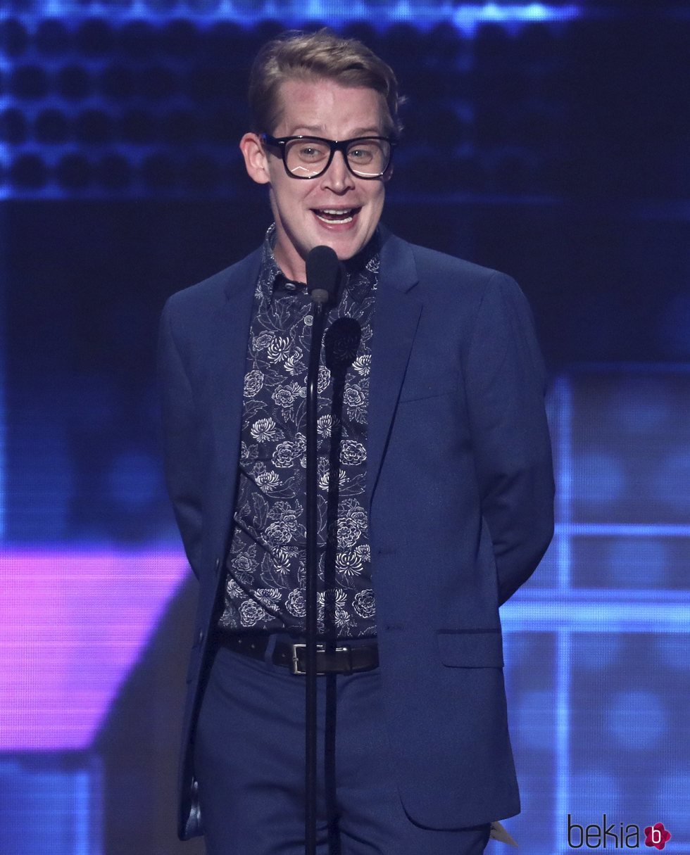 Macaulay Culkin entregando un galardón en los American Music Awards 2018