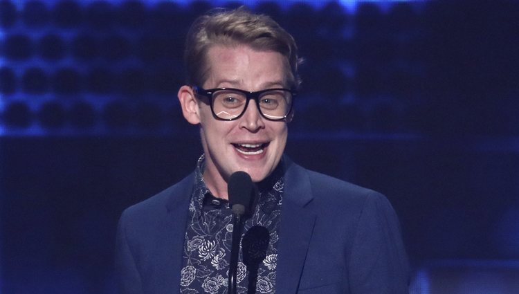 Macaulay Culkin entregando un galardón en los American Music Awards 2018