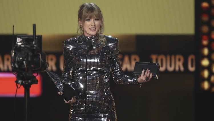 Taylor Swift recogiendo uno de los galardones de los American Music Awards 2018