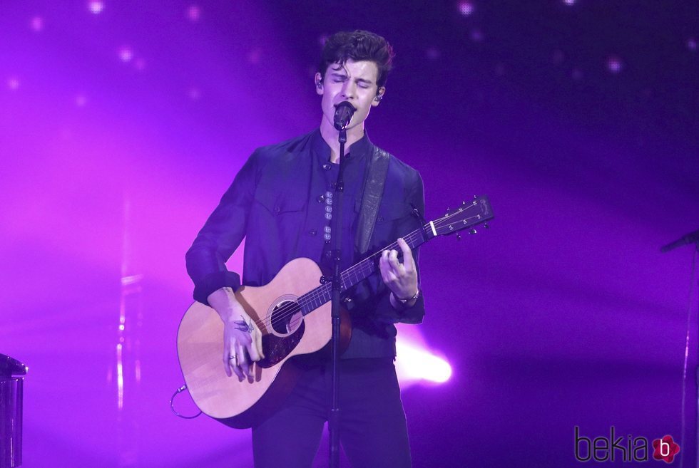 Shawn Mendes durante su actuación en los American Music Awards 2018