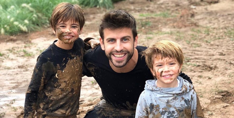 Gerard Piqué con sus hijos Milan y Sasha jugando en el barro