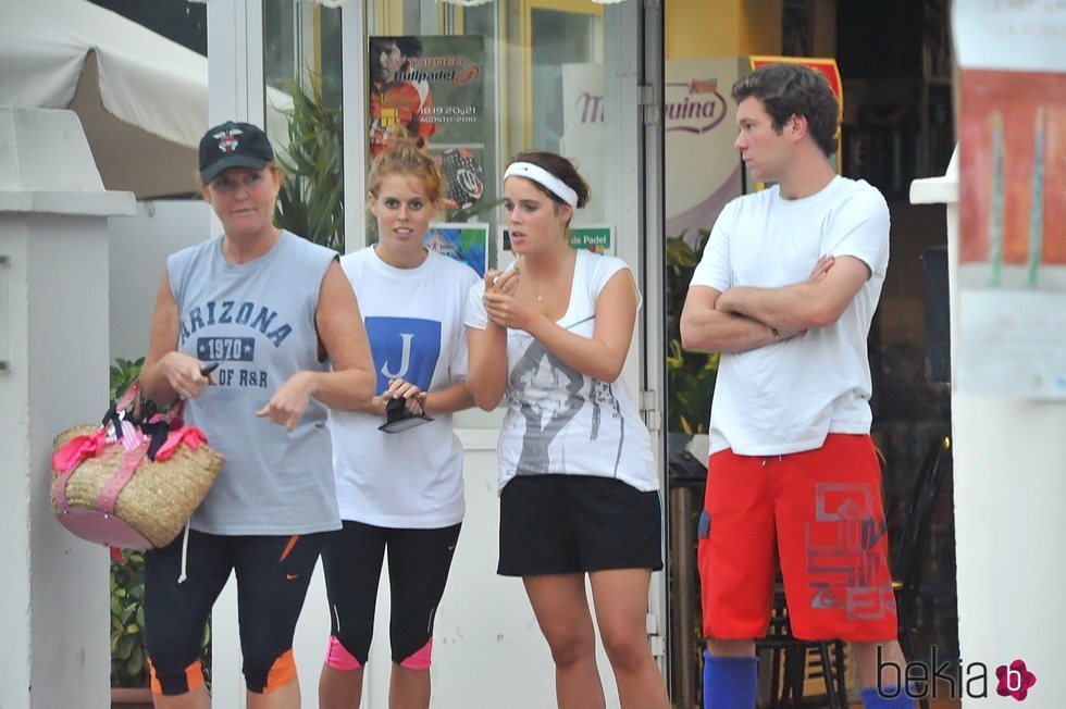 Sarah Ferguson junto a sus hijas, las Princesas Beatriz y Eugenia de York y el novio de esta, Jack Brooksbank en  2010