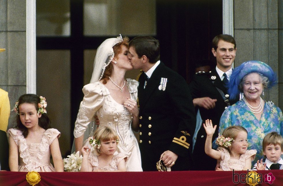 Los Duques de York besándose después de su boda