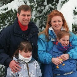 Los Duques de York junto a sus dos hijas durante unas vacaciones en Suiza