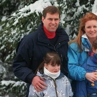 Los Duques de York junto a sus dos hijas durante unas vacaciones en Suiza