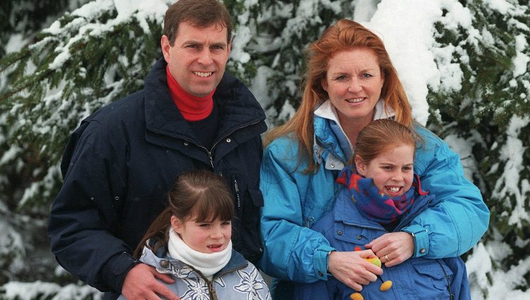 Los Duques de York junto a sus dos hijas durante unas vacaciones en Suiza