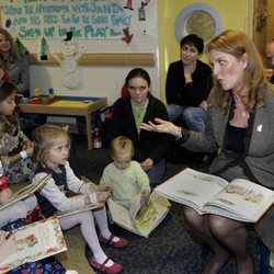 Sarah Ferguson leyendo uno de sus libros a un grupo de niños