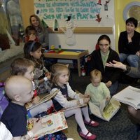 Sarah Ferguson leyendo uno de sus libros a un grupo de niños