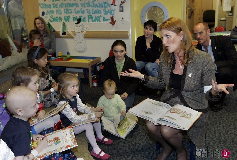 Sarah Ferguson leyendo uno de sus libros a un grupo de niños