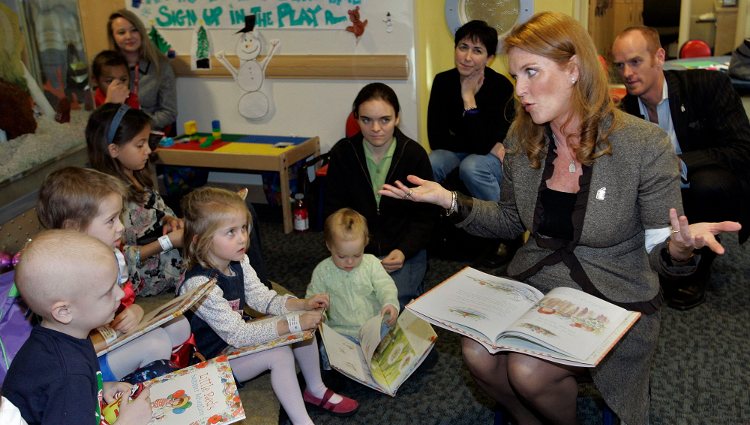 Sarah Ferguson leyendo uno de sus libros a un grupo de niños