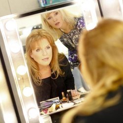 Sarah Ferguson preparándose para una entrevista en televisión