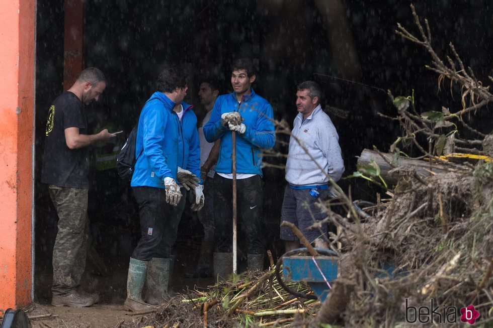 Rafa Nadal limpiando tras las inundaciones en Mallorca