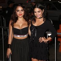 Vanessa y Stella Hudgens en la premier de una película