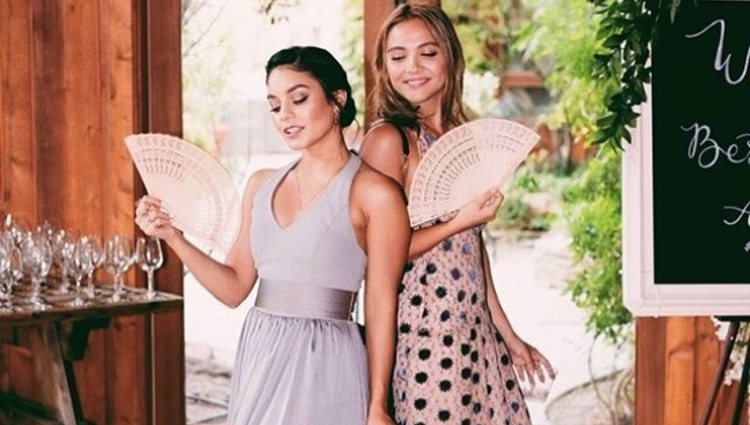 Las hermanas Hudgens posando para 'For Love & Lemons'