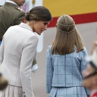 La Reina Letizia hablando con la Infanta Sofía a su llegada al desfile del Día de la Hispanidad 2018