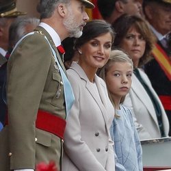 Los Reyes Felipe y Letizia y la Infanta Sofía viendo el desfile del Día de la Hispanidad 2018