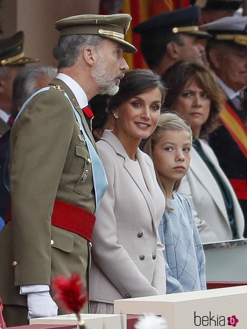 Los Reyes Felipe y Letizia y la Infanta Sofía viendo el desfile del Día de la Hispanidad 2018