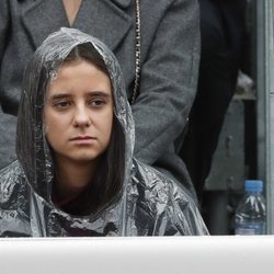 Victoria Federica cubriéndose de la lluvia con un chubasquero el Día de la Hispanidad 2018