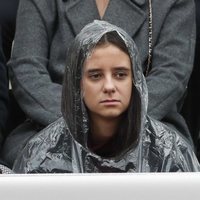 Victoria Federica cubriéndose de la lluvia con un chubasquero el Día de la Hispanidad 2018