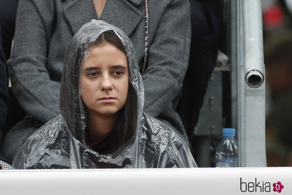 Victoria Federica cubriéndose de la lluvia con un chubasquero el Día de la Hispanidad 2018