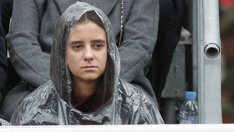 Victoria Federica cubriéndose de la lluvia con un chubasquero el Día de la Hispanidad 2018