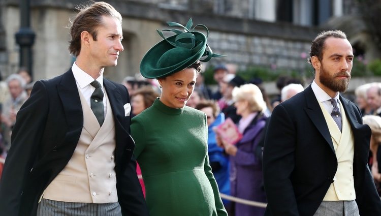 Pippa Middleton luce embarazo junto a James Matthews y James Middleton en la boda de Eugenia de York y Jack Brooksbank