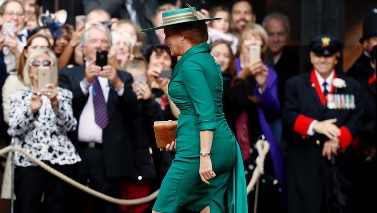 Sarah Ferguson va a saludar a una persona del público en la boda de Eugenia de York y Jack Brooksbank