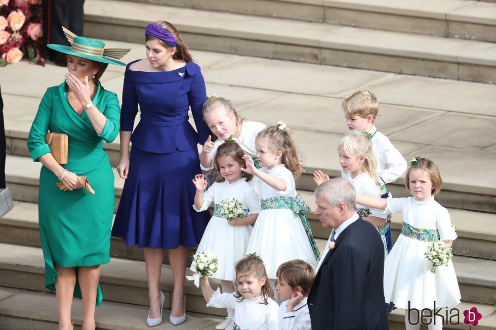 El Príncipe Andrés, Sarah Ferguson, Beatriz de York y los pajes y damas en la boda de Eugenia de York y Jack Brooksbank