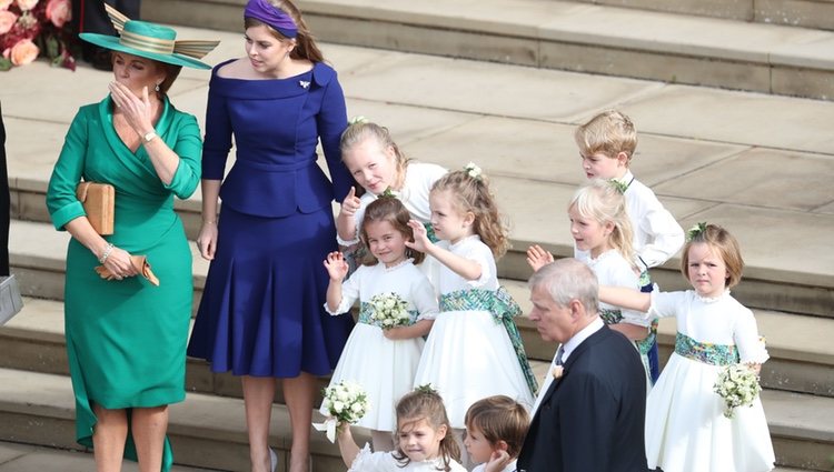 El Príncipe Andrés, Sarah Ferguson, Beatriz de York y los pajes y damas en la boda de Eugenia de York y Jack Brooksbank