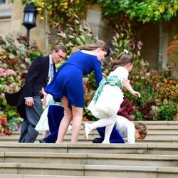 Louis de Givenchy tropieza cuando subía las escaleras junto a Lady Louise Mountbatten-Windsor en la boda de Eugenia de York y Jack Brooksbank