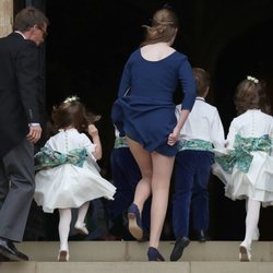 Lady Louise Windsor con los pajes y damas en la boda de Eugenia de York y Jack Brooksbank