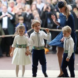 Lady Louise Mountbatten-Windsor y el Príncipe Jorge en la boda de Eugenia de York y Jack Brooksbank