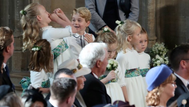 El Príncipe Jorge y Savannah Phillips haciendo travesuras en la boda de Eugenia de York y Jack Brooksbank