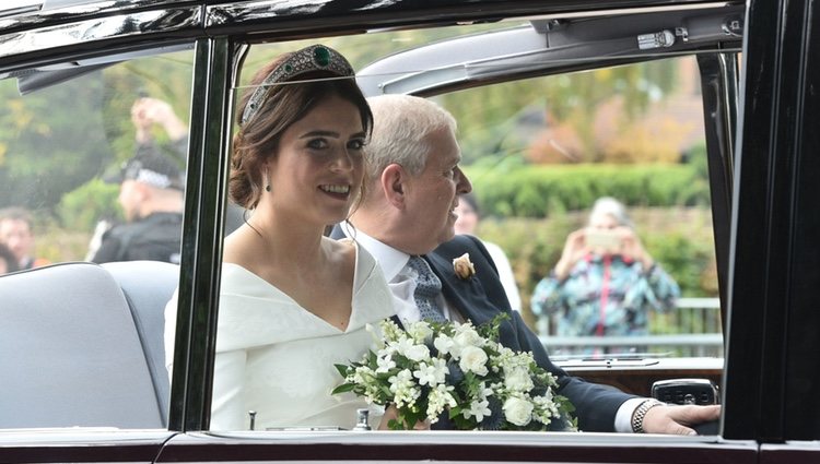 La Princesa Eugenia con el Duque de York llegando a su boda en un Rolls Royce