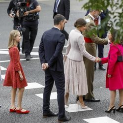 Pedro Sánchez situándose junto a los Reyes y sus hijas para los saludos del Día de la Hispanidad 2018