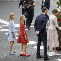 Pedro Sánchez situándose junto a los Reyes y sus hijas para los saludos del Día de la Hispanidad 2018